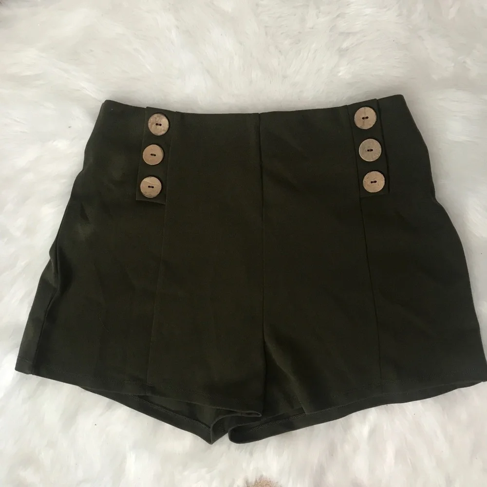 Haute Monde High waisted shorts Size Small Olive Green.